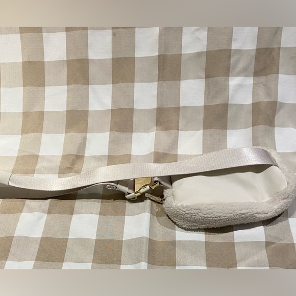 BRAND NEW WHITE FUZZY LULULEMON CROSS BODY BAG - Picture 5 of 8